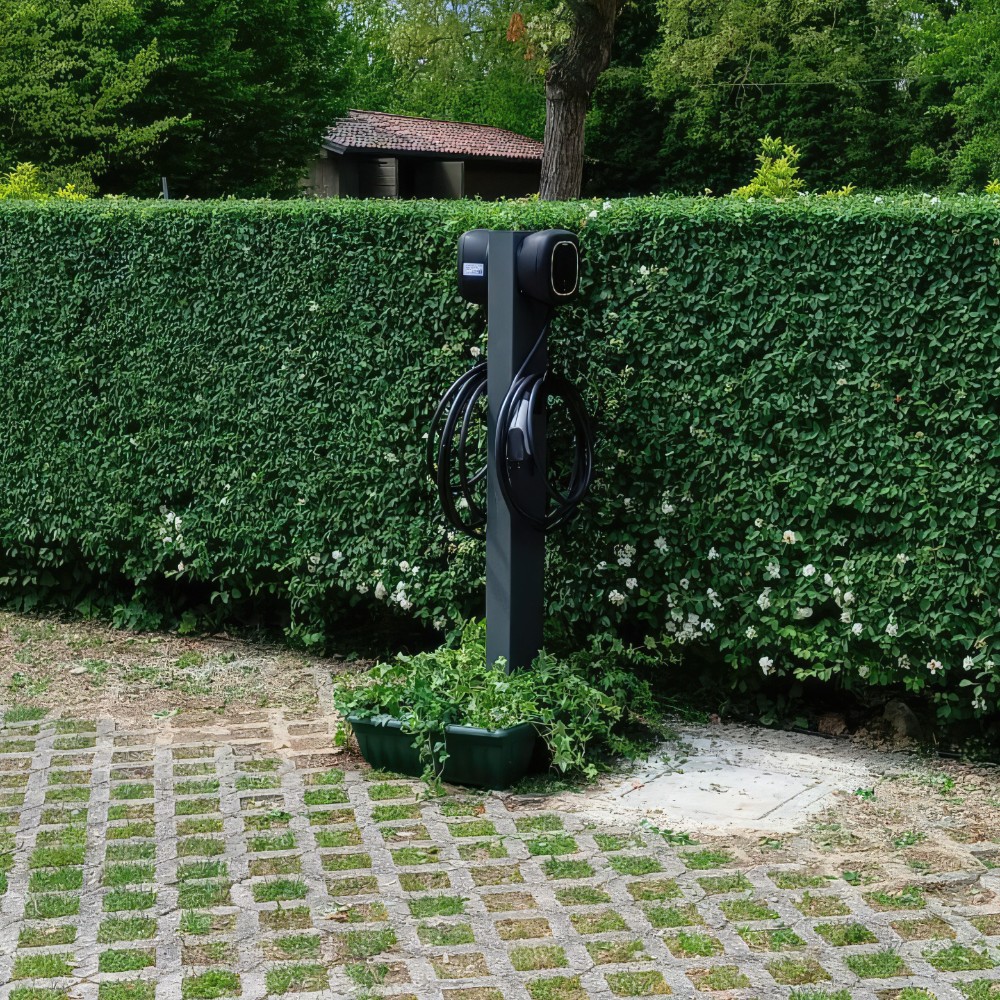Colonnina di ricarica alla Scottina